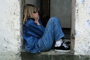 Divorce on your kids: crying girl sits in doorway